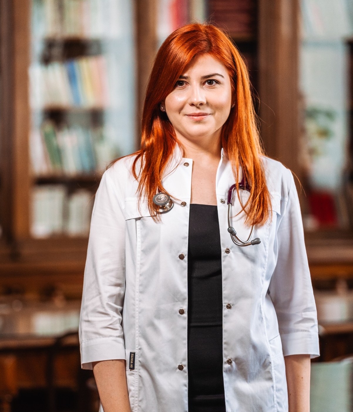 Portret profesional în bibliotecă